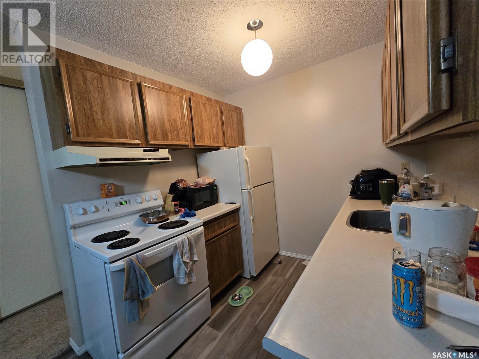 301 1822 Eaglesham Avenue, Weyburn, SK - Indoor Photo Showing Kitchen