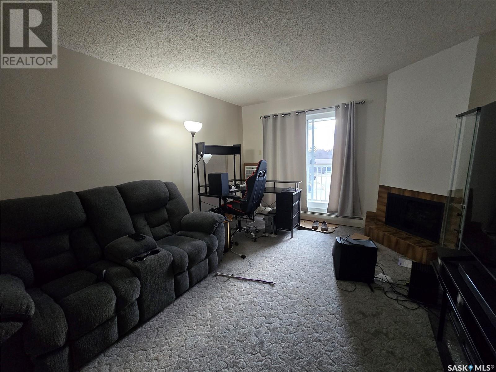 301 1822 Eaglesham Avenue, Weyburn, SK - Indoor Photo Showing Living Room