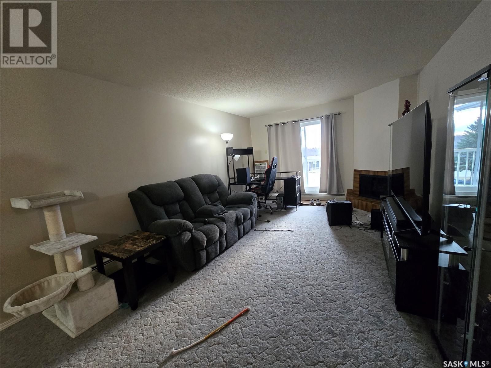 301 1822 Eaglesham Avenue, Weyburn, SK - Indoor Photo Showing Living Room