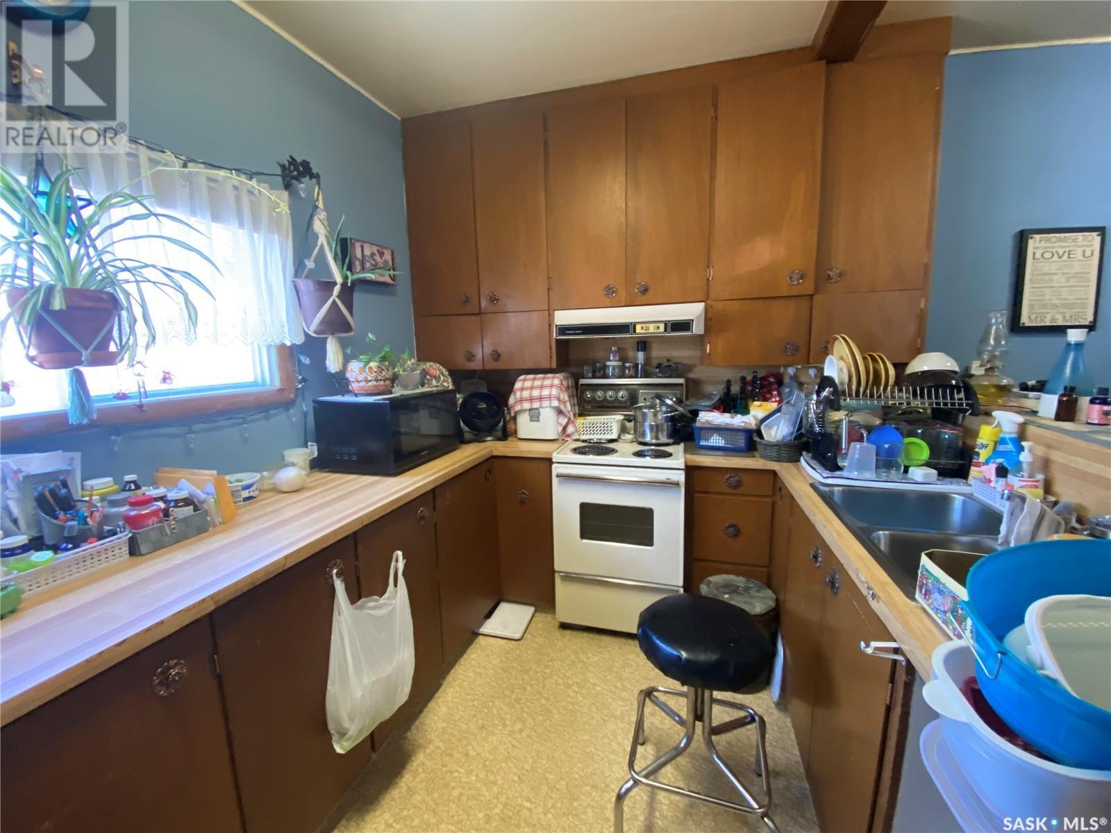 819 3Rd Avenue N, Alsask, SK - Indoor Photo Showing Kitchen With Double Sink