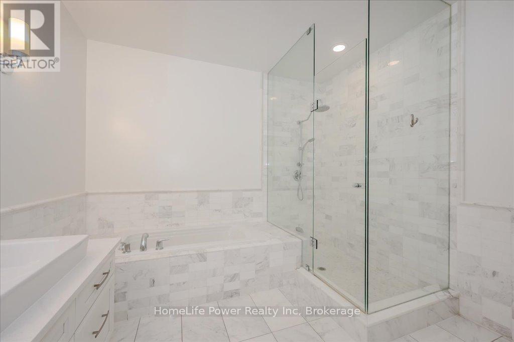 2001 - 1 Hurontario Street, Mississauga (Port Credit), ON - Indoor Photo Showing Bathroom