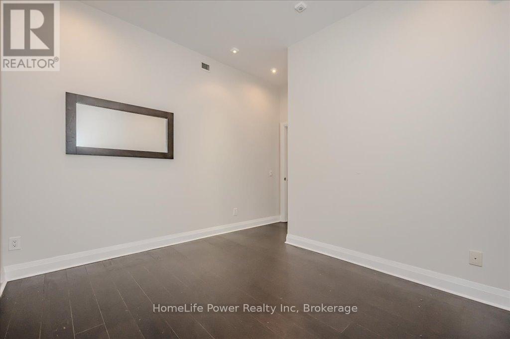 2001 - 1 Hurontario Street, Mississauga (Port Credit), ON - Indoor Photo Showing Other Room