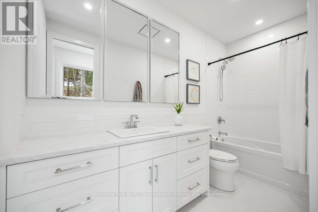 4 Piece Upper Bath - 27 Vardon Drive, Guelph (Dovercliffe Park/Old University), ON - Indoor Photo Showing Bathroom