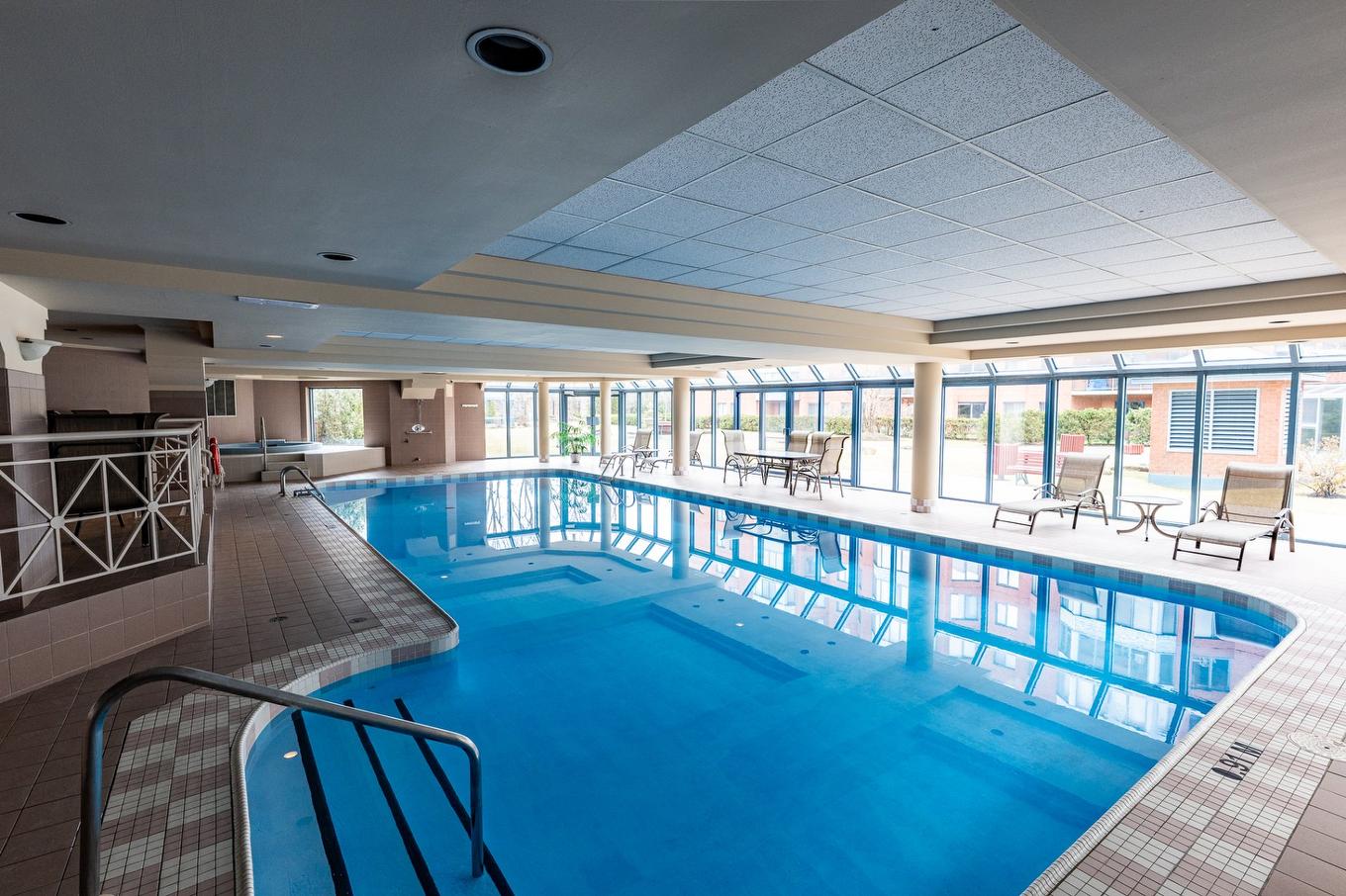 Piscine - 1604-795 Rue Muir, Montréal (Saint-Laurent), QC - Indoor Photo Showing Other Room With In Ground Pool