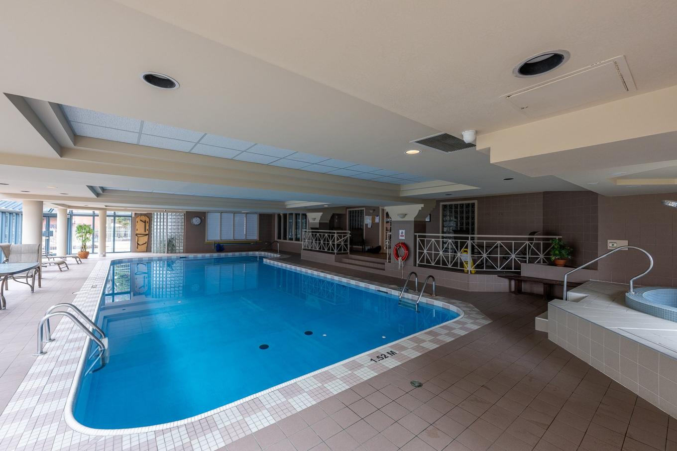 Piscine - 1604-795 Rue Muir, Montréal (Saint-Laurent), QC - Indoor Photo Showing Other Room With In Ground Pool