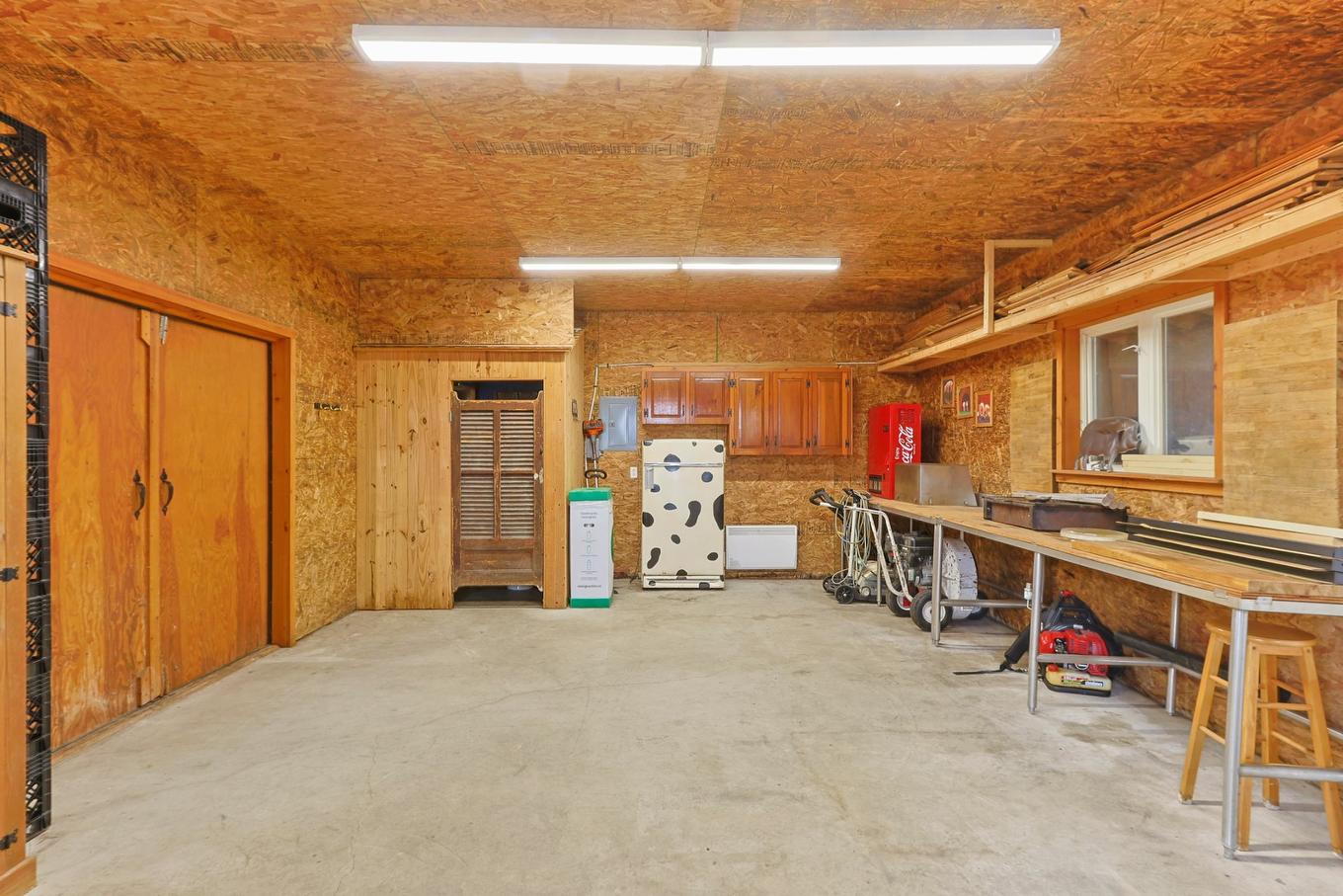 Barn - 1339 Boul. St-Jean-Baptiste, Mercier, QC - Indoor