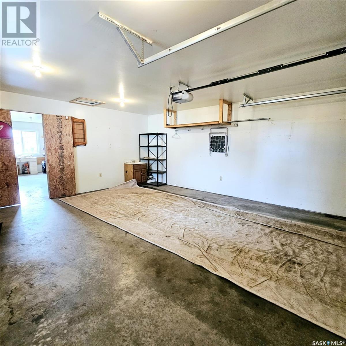 4 Walker Avenue, Yarbo, SK - Indoor Photo Showing Garage