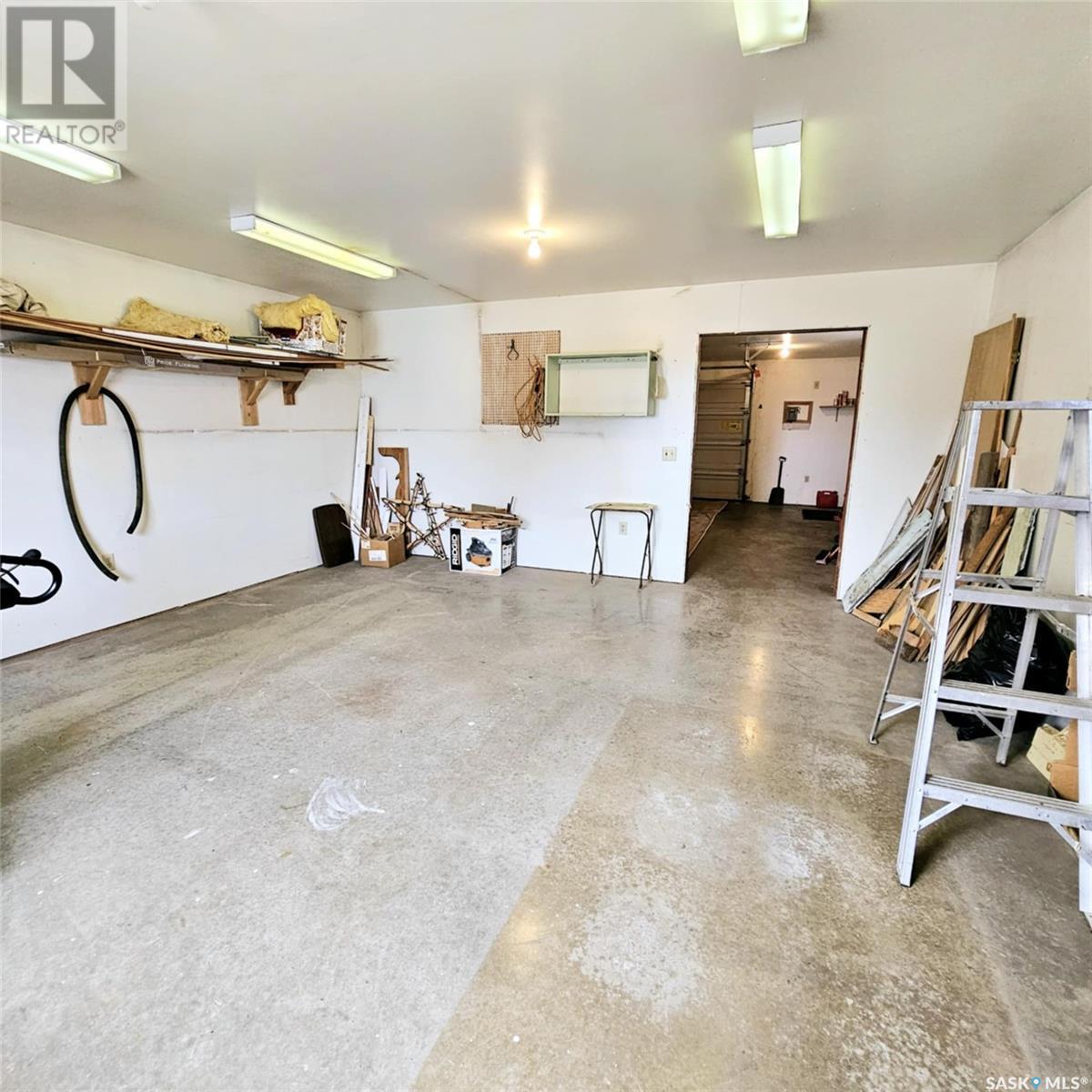 4 Walker Avenue, Yarbo, SK - Indoor Photo Showing Garage