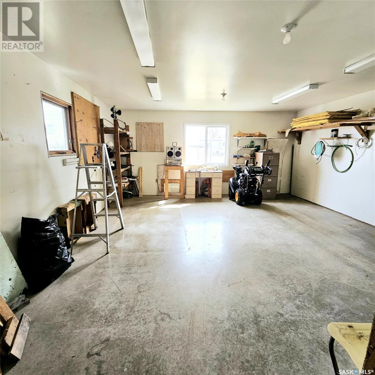 4 Walker Avenue, Yarbo, SK - Indoor Photo Showing Garage