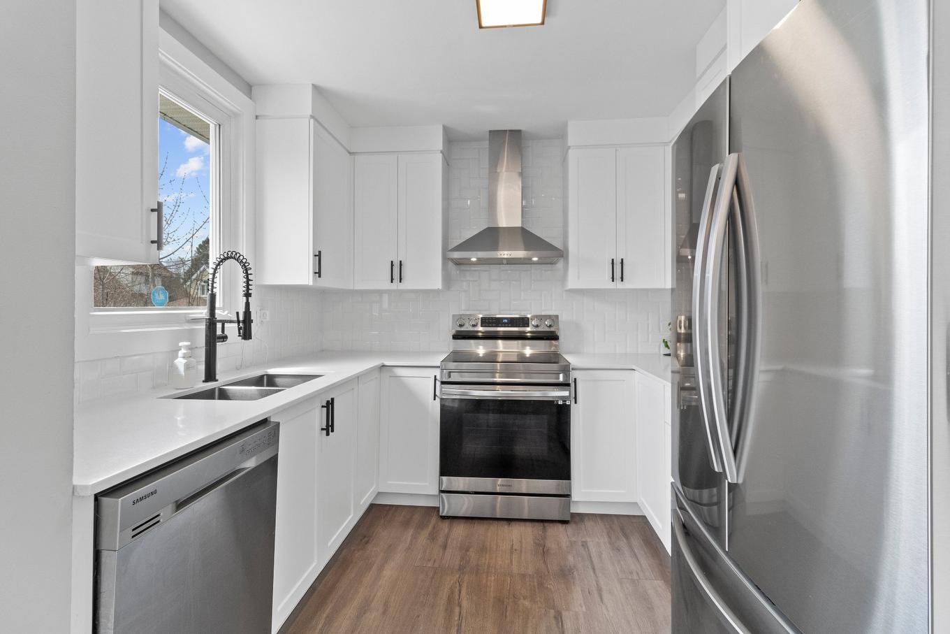 Cuisine - 8320 24E Avenue, Montréal (Villeray/Saint-Michel/Parc-Extension), QC - Indoor Photo Showing Kitchen With Double Sink With Upgraded Kitchen