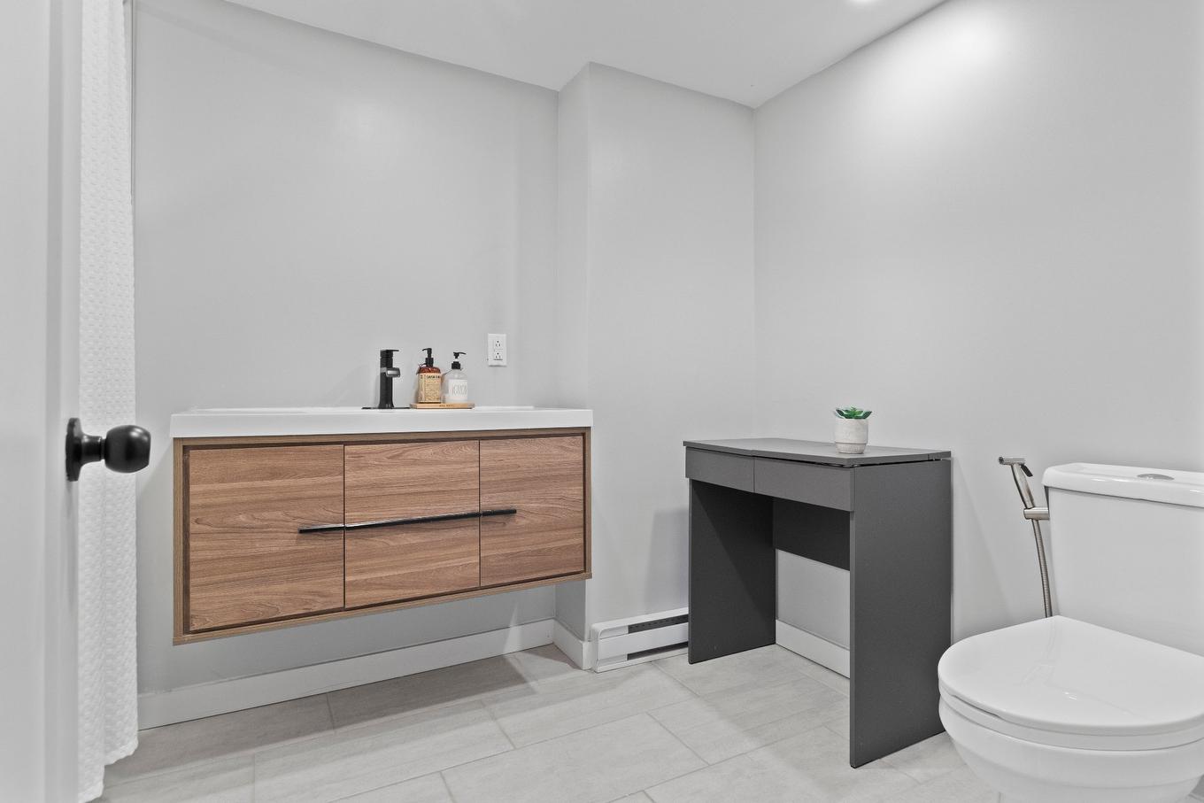 Salle de bains - 8320 24E Avenue, Montréal (Villeray/Saint-Michel/Parc-Extension), QC - Indoor Photo Showing Bathroom