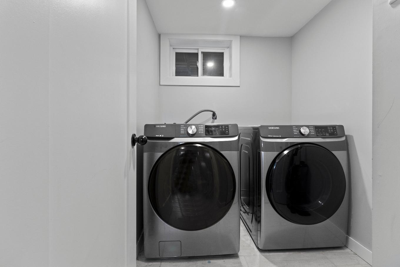 Salle de lavage - 8320 24E Avenue, Montréal (Villeray/Saint-Michel/Parc-Extension), QC - Indoor Photo Showing Laundry Room