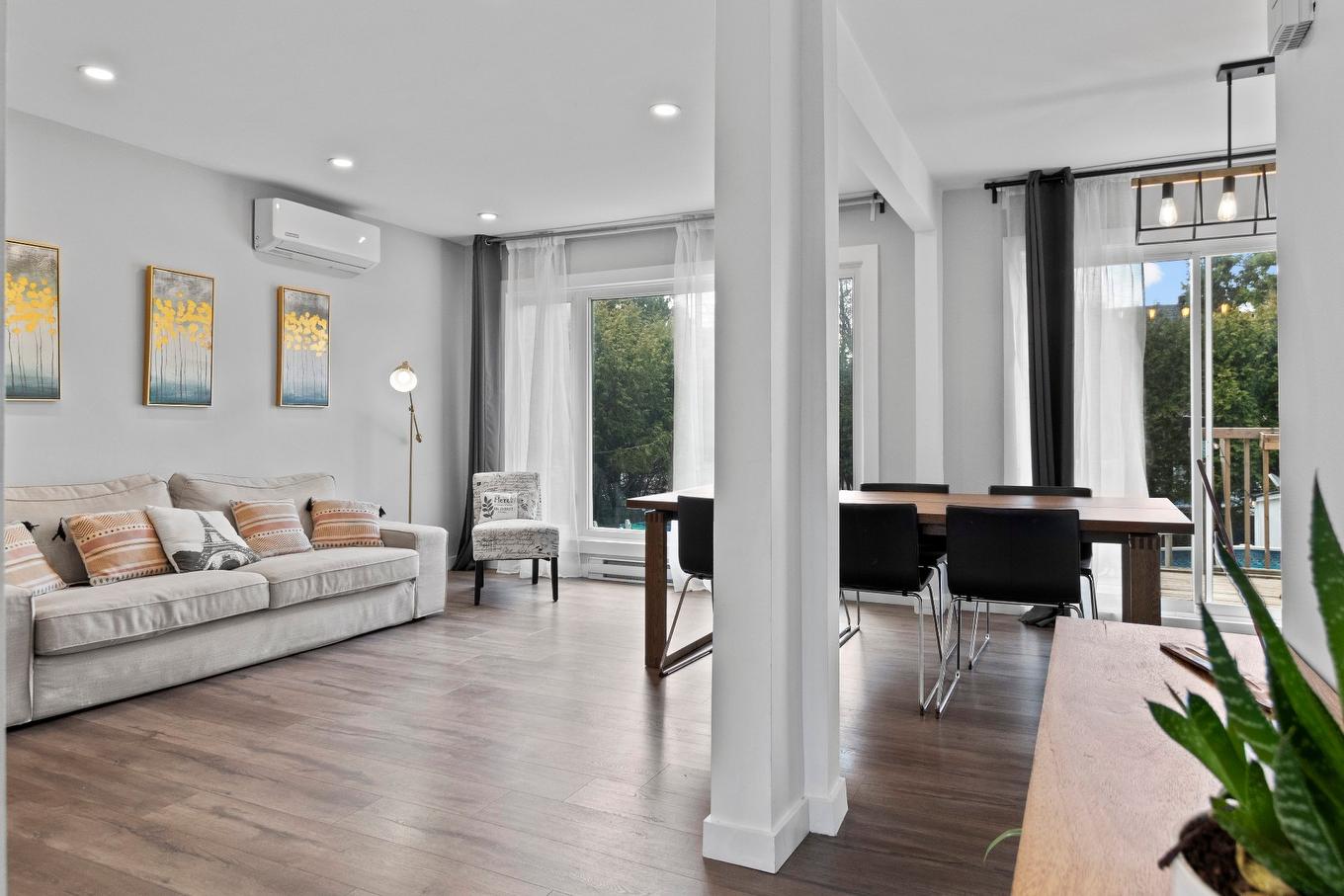 Vue d'ensemble - 8320 24E Avenue, Montréal (Villeray/Saint-Michel/Parc-Extension), QC - Indoor Photo Showing Living Room