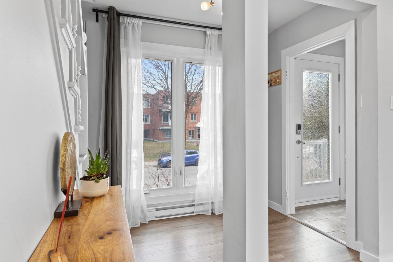 Hall d'entrée/Vestibule - 8320 24E Avenue, Montréal (Villeray/Saint-Michel/Parc-Extension), QC - Indoor Photo Showing Other Room
