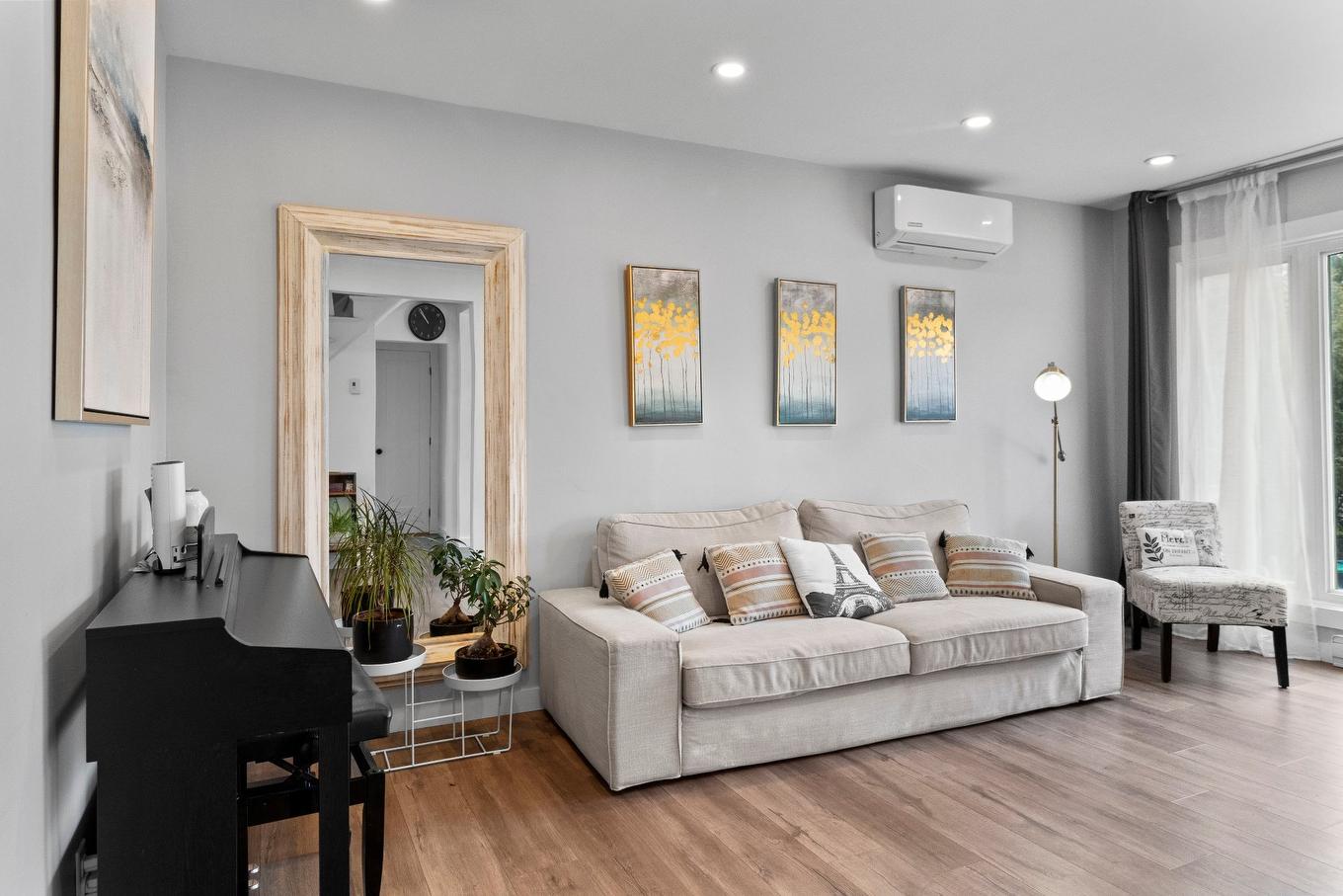 Salon - 8320 24E Avenue, Montréal (Villeray/Saint-Michel/Parc-Extension), QC - Indoor Photo Showing Living Room