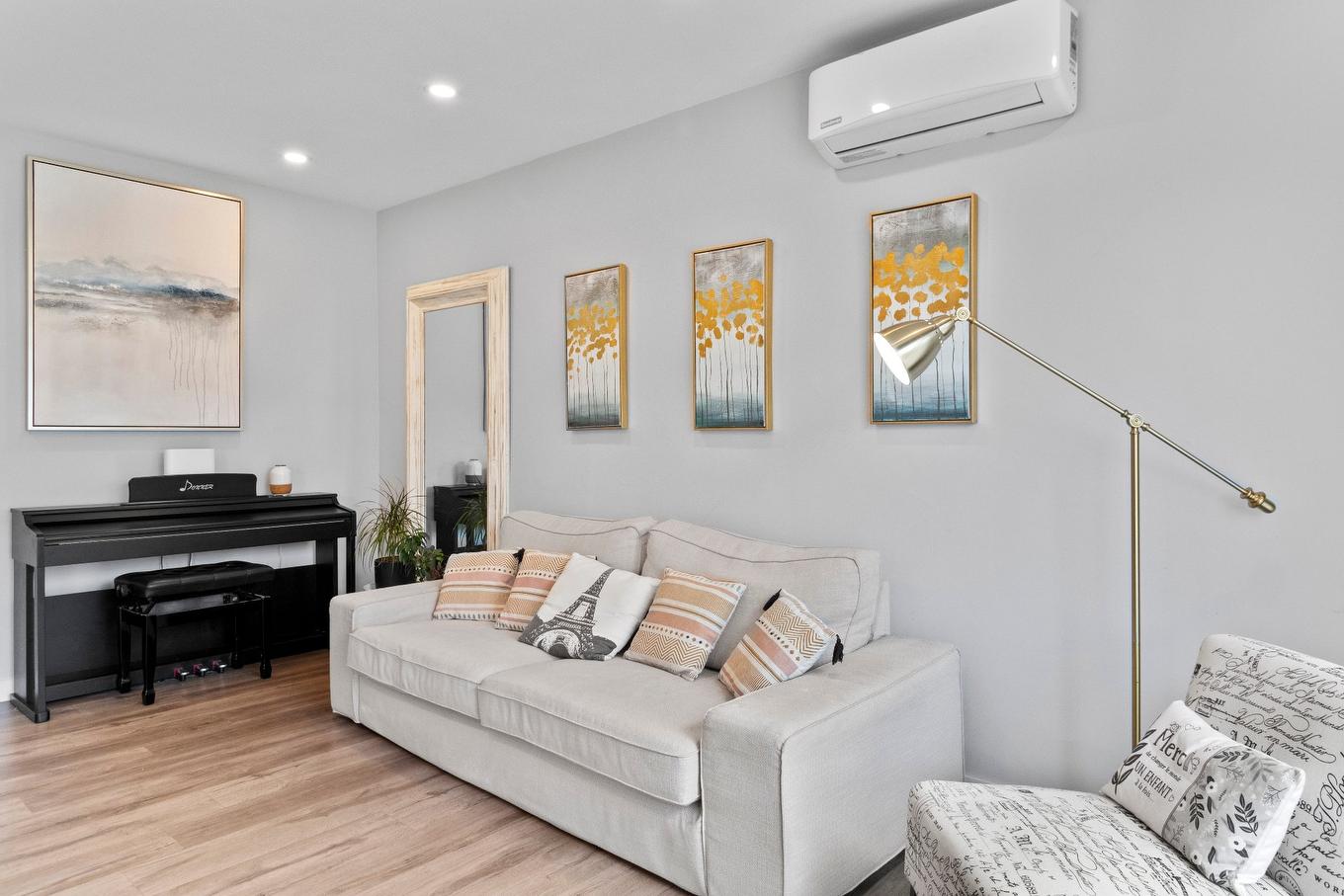 Salon - 8320 24E Avenue, Montréal (Villeray/Saint-Michel/Parc-Extension), QC - Indoor Photo Showing Other Room