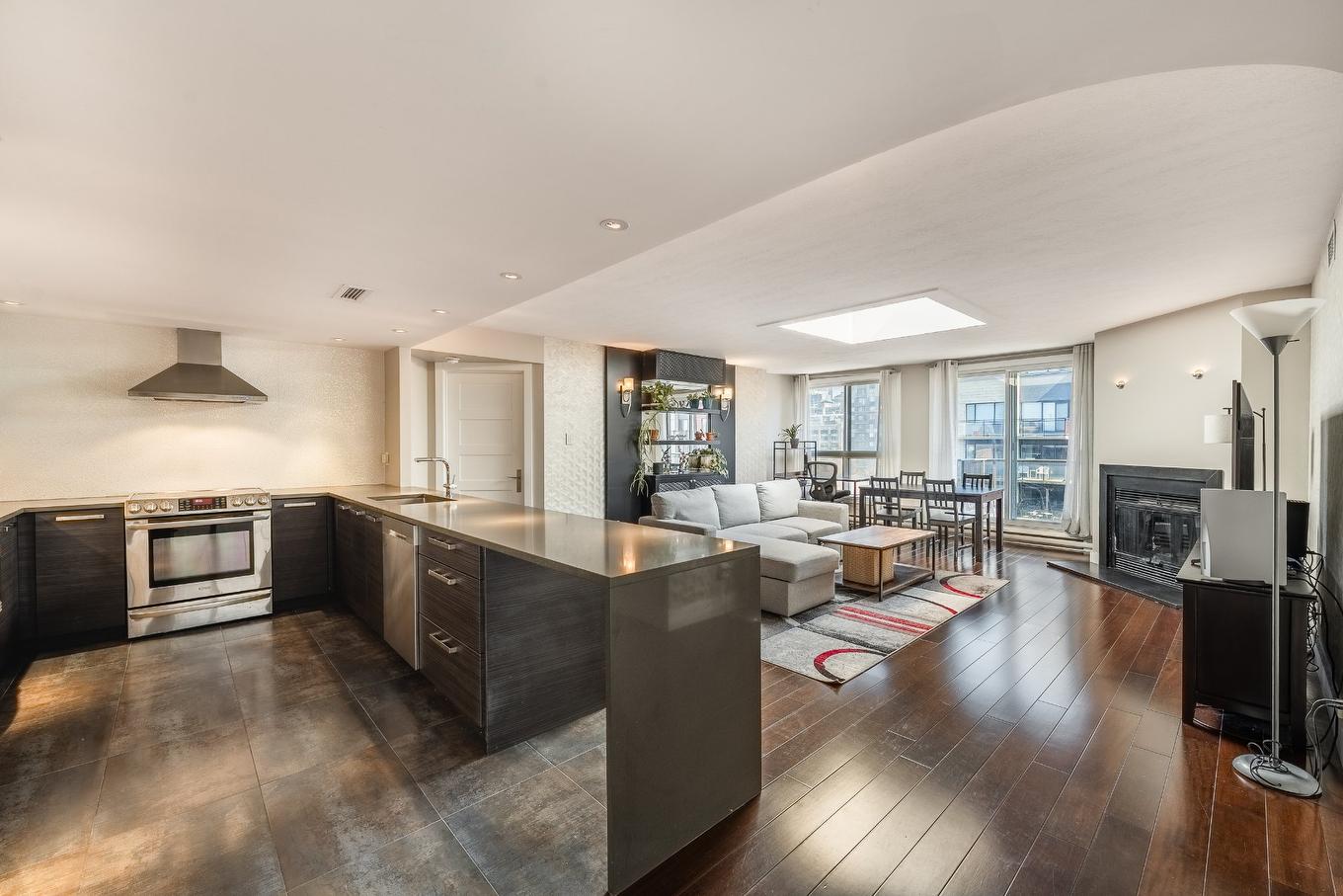 Vue d'ensemble - 803-500 Rue De La Montagne, Montréal (Ville-Marie), QC - Indoor Photo Showing Kitchen With Fireplace With Upgraded Kitchen