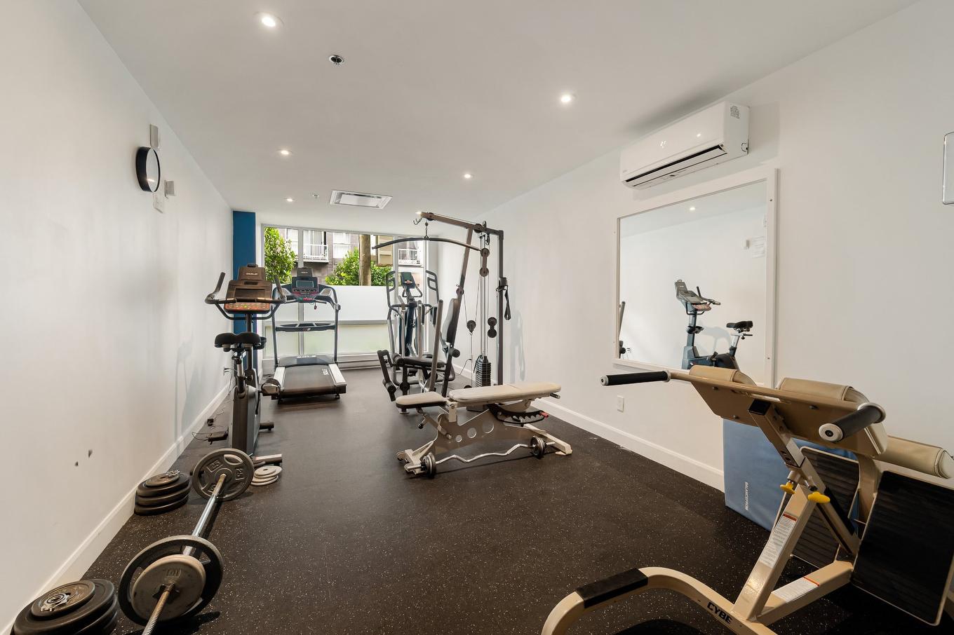 Salle d'exercice - 701-245 Ch. Bates, Mont-Royal, QC - Indoor Photo Showing Gym Room