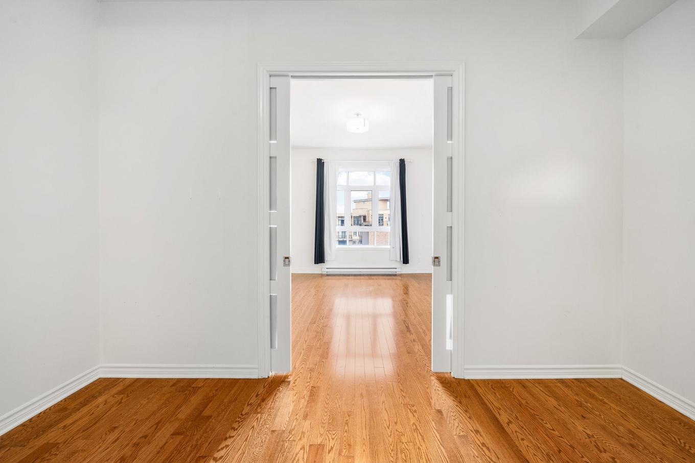 Bureau - 618-3625 Rue Jean-Gascon, Montréal (Saint-Laurent), QC - Indoor Photo Showing Other Room