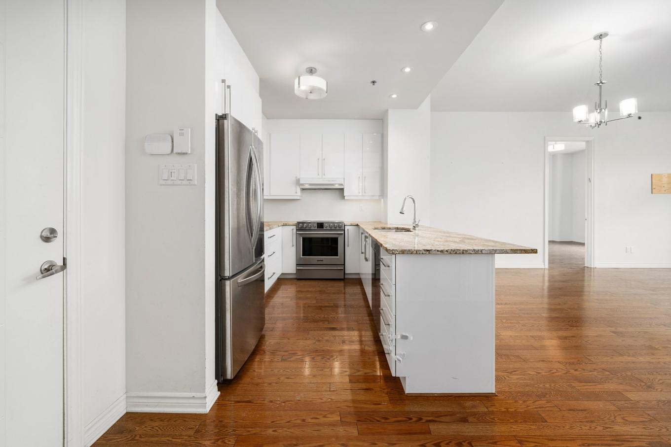 Cuisine - 618-3625 Rue Jean-Gascon, Montréal (Saint-Laurent), QC - Indoor Photo Showing Kitchen With Upgraded Kitchen