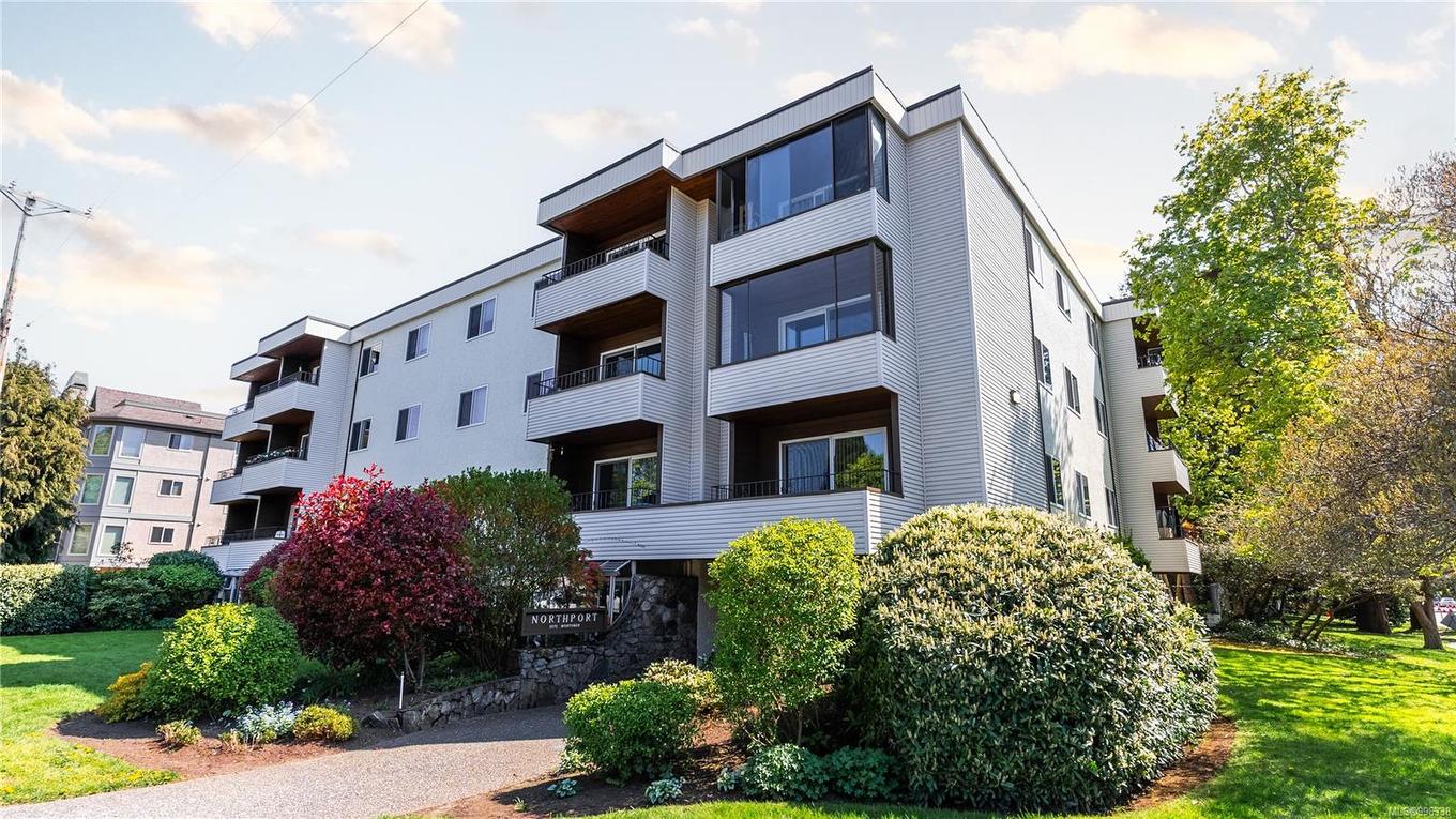 404-1571 Mortimer St, Saanich, BC - Outdoor