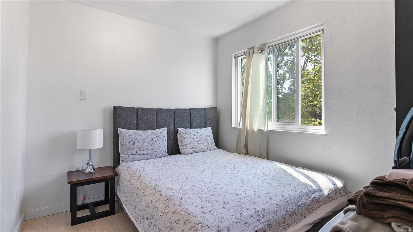 404-1571 Mortimer St, Saanich, BC - Indoor Photo Showing Bedroom