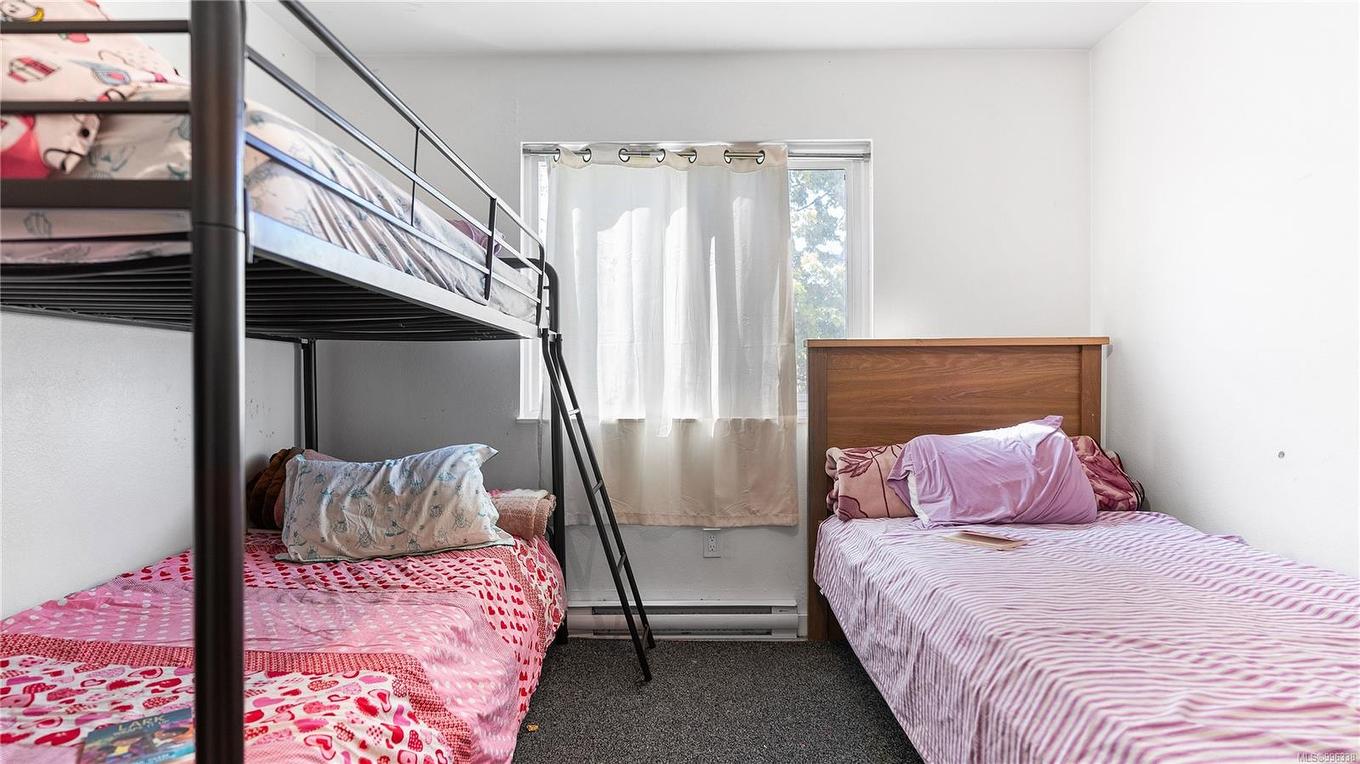 404-1571 Mortimer St, Saanich, BC - Indoor Photo Showing Bedroom