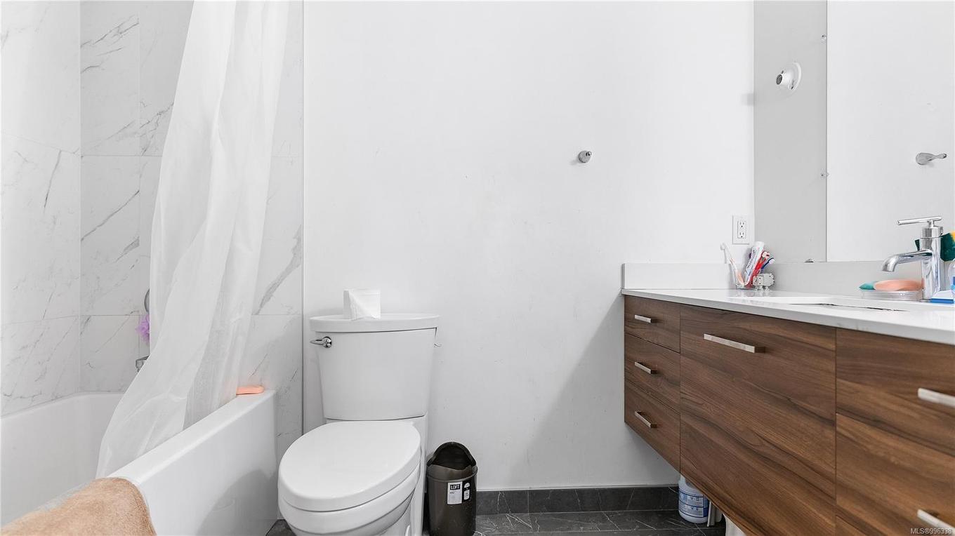 404-1571 Mortimer St, Saanich, BC - Indoor Photo Showing Bathroom