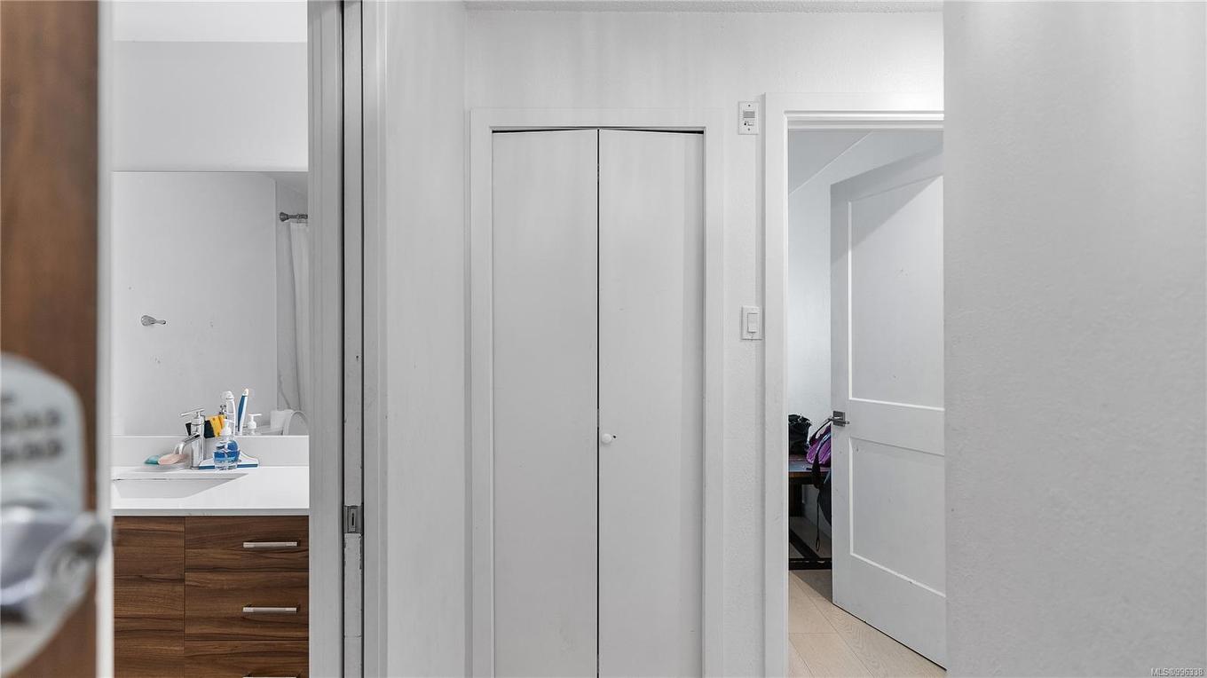 404-1571 Mortimer St, Saanich, BC - Indoor Photo Showing Bathroom