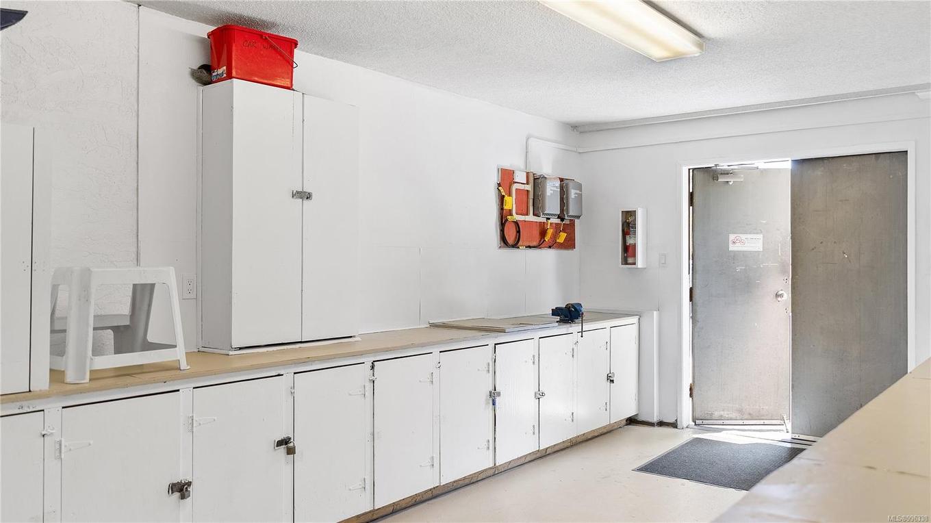 404-1571 Mortimer St, Saanich, BC - Indoor Photo Showing Other Room