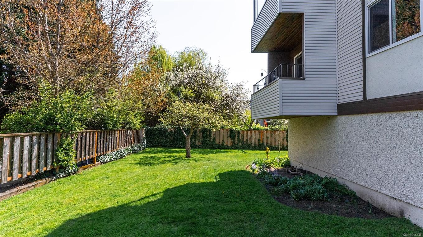 404-1571 Mortimer St, Saanich, BC - Outdoor