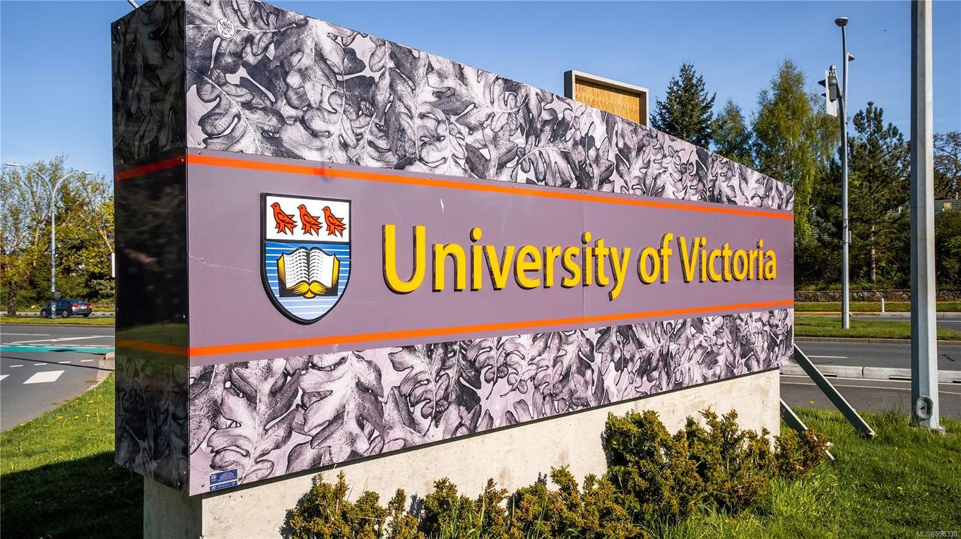 404-1571 Mortimer St, Saanich, BC -