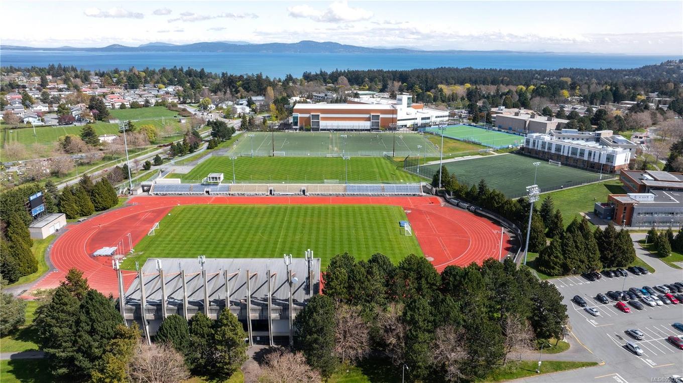 404-1571 Mortimer St, Saanich, BC - Outdoor With View