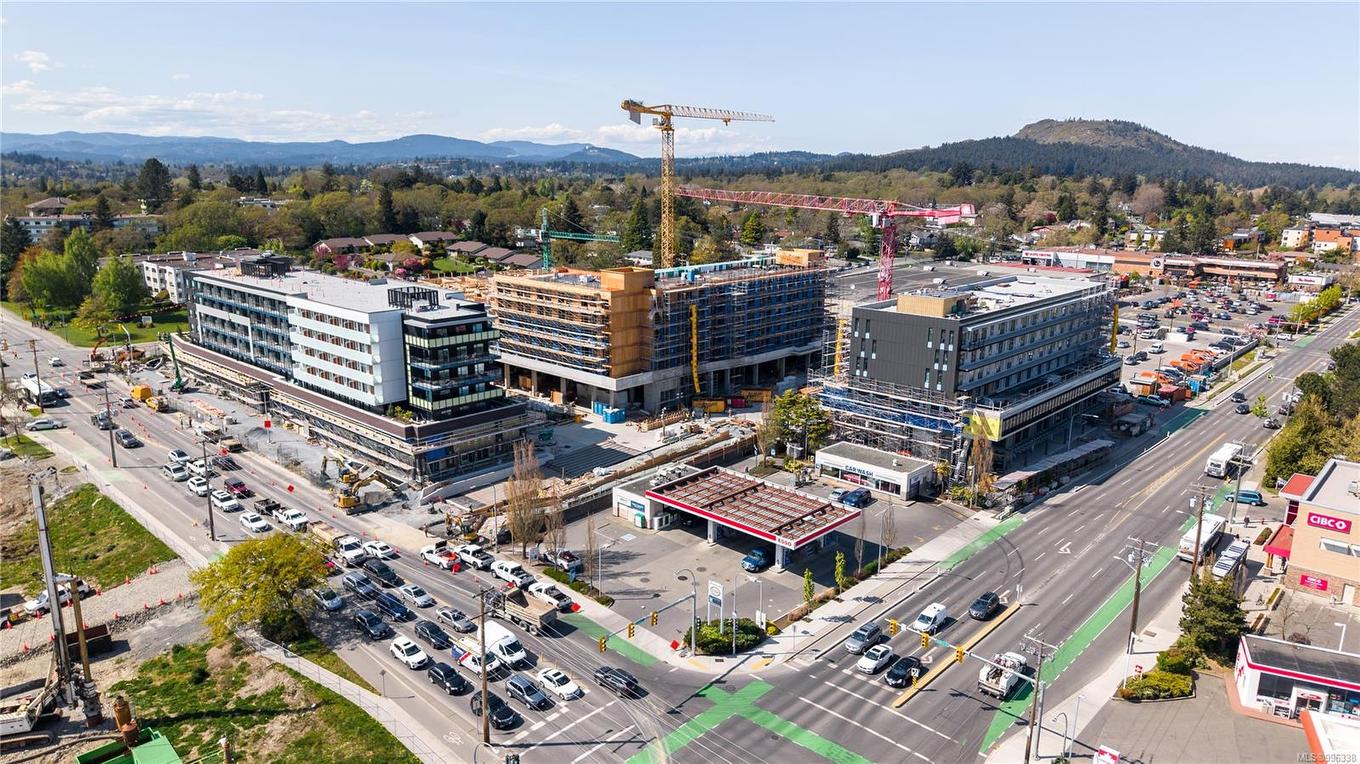 404-1571 Mortimer St, Saanich, BC - Outdoor With View