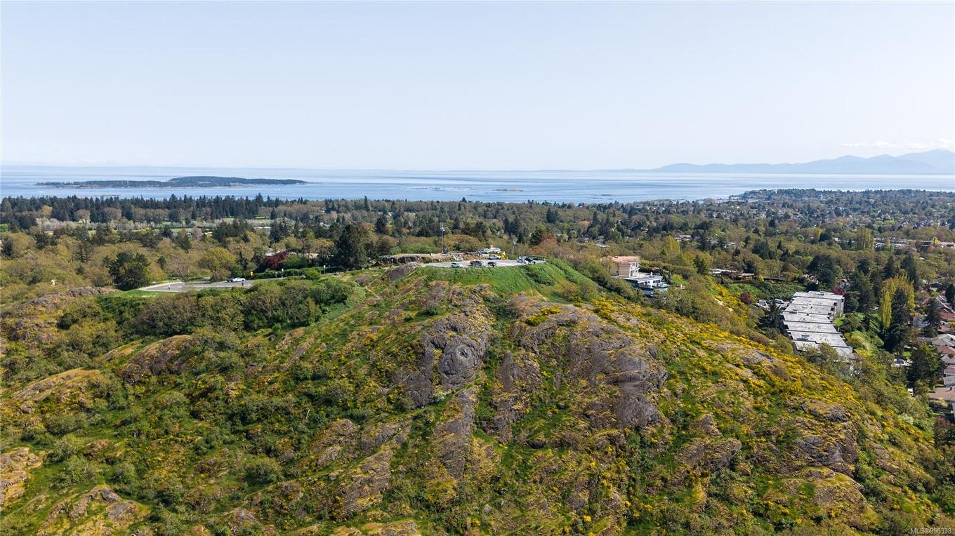 404-1571 Mortimer St, Saanich, BC - Outdoor With View