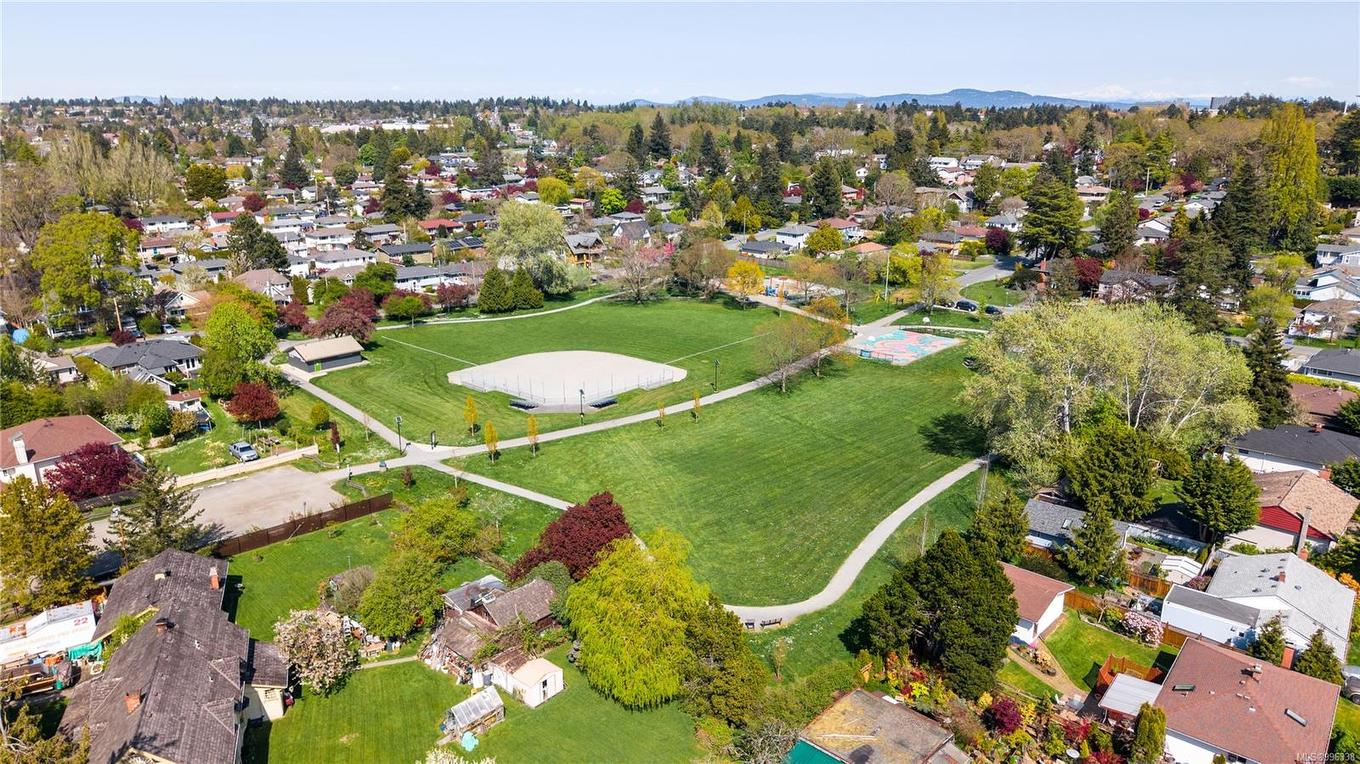 404-1571 Mortimer St, Saanich, BC - Outdoor With View