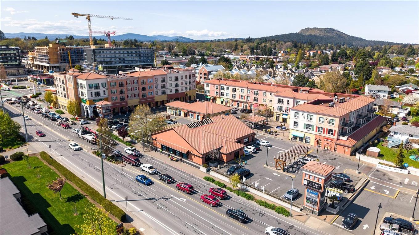 404-1571 Mortimer St, Saanich, BC - Outdoor With View