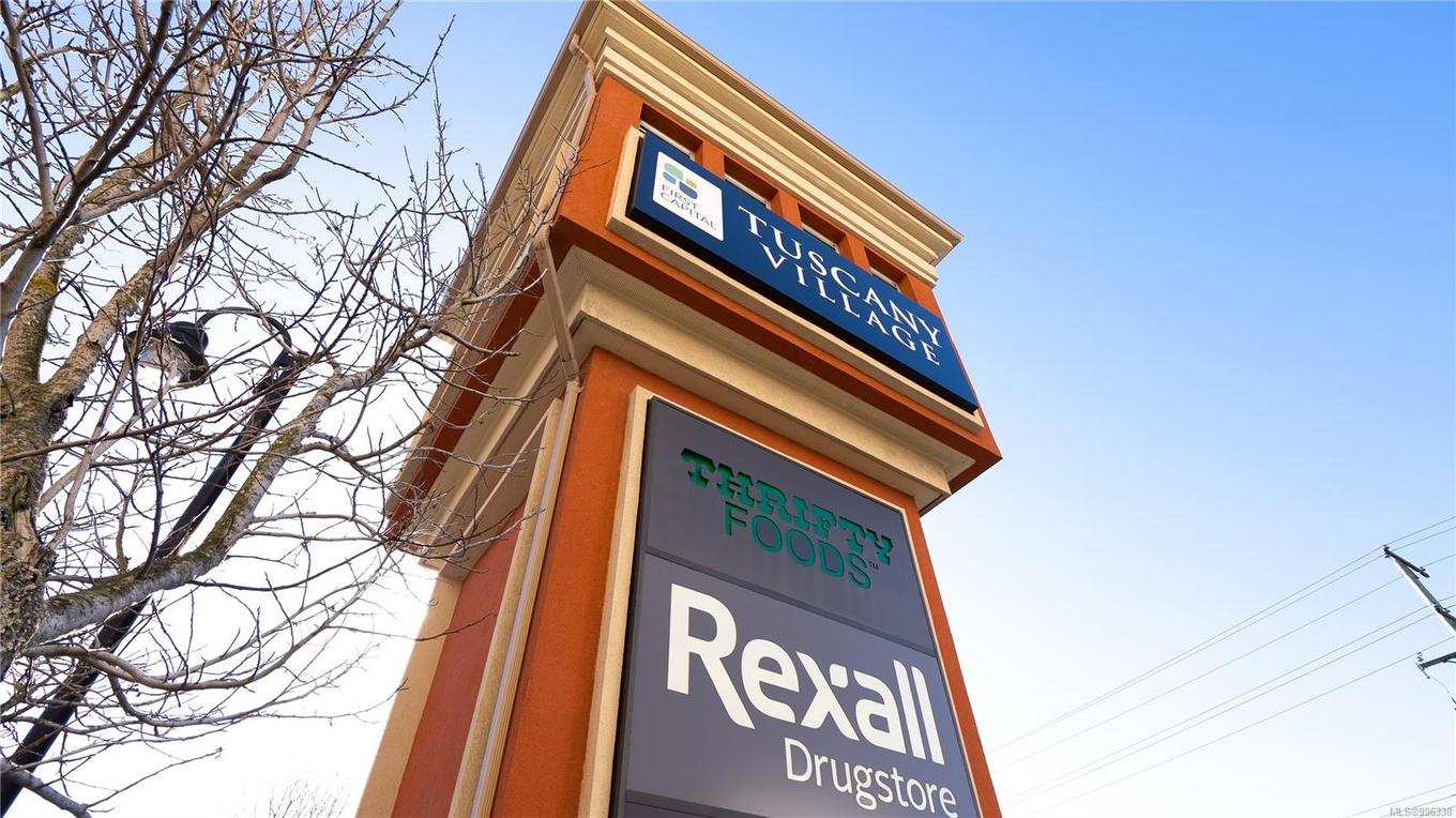 404-1571 Mortimer St, Saanich, BC - Outdoor