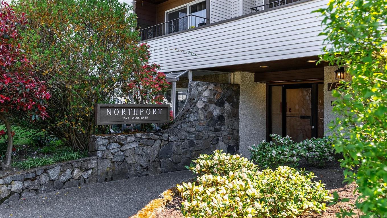 404-1571 Mortimer St, Saanich, BC - Outdoor
