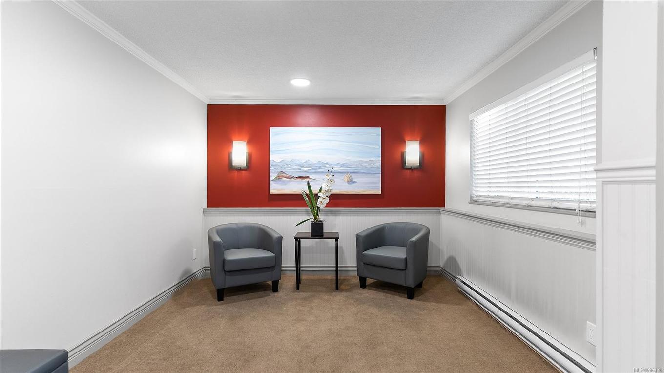 404-1571 Mortimer St, Saanich, BC - Indoor Photo Showing Other Room