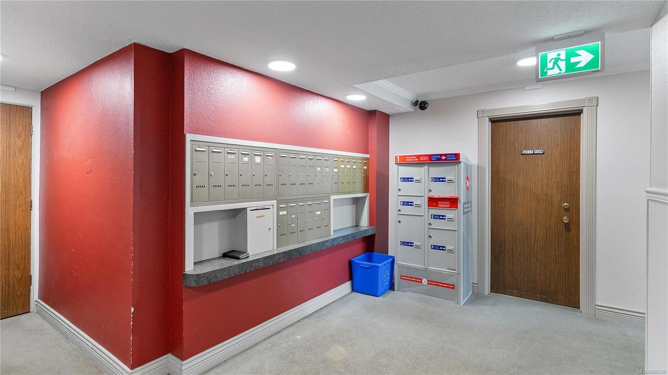 404-1571 Mortimer St, Saanich, BC - Indoor