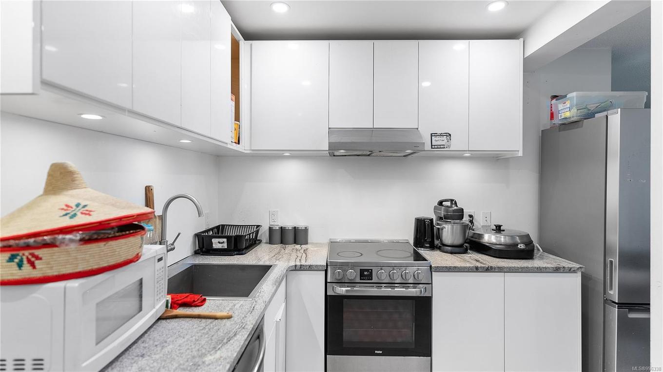 404-1571 Mortimer St, Saanich, BC - Indoor Photo Showing Kitchen