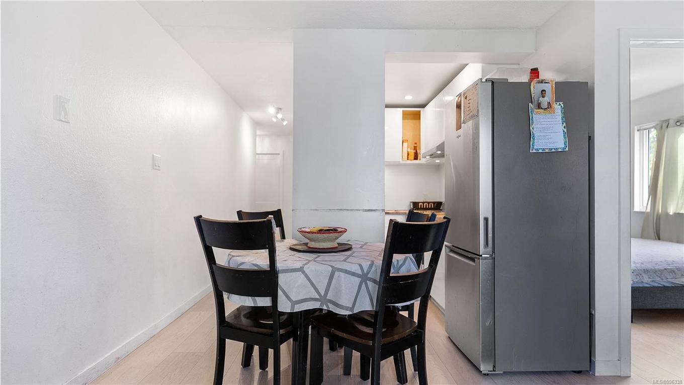 404-1571 Mortimer St, Saanich, BC - Indoor Photo Showing Dining Room