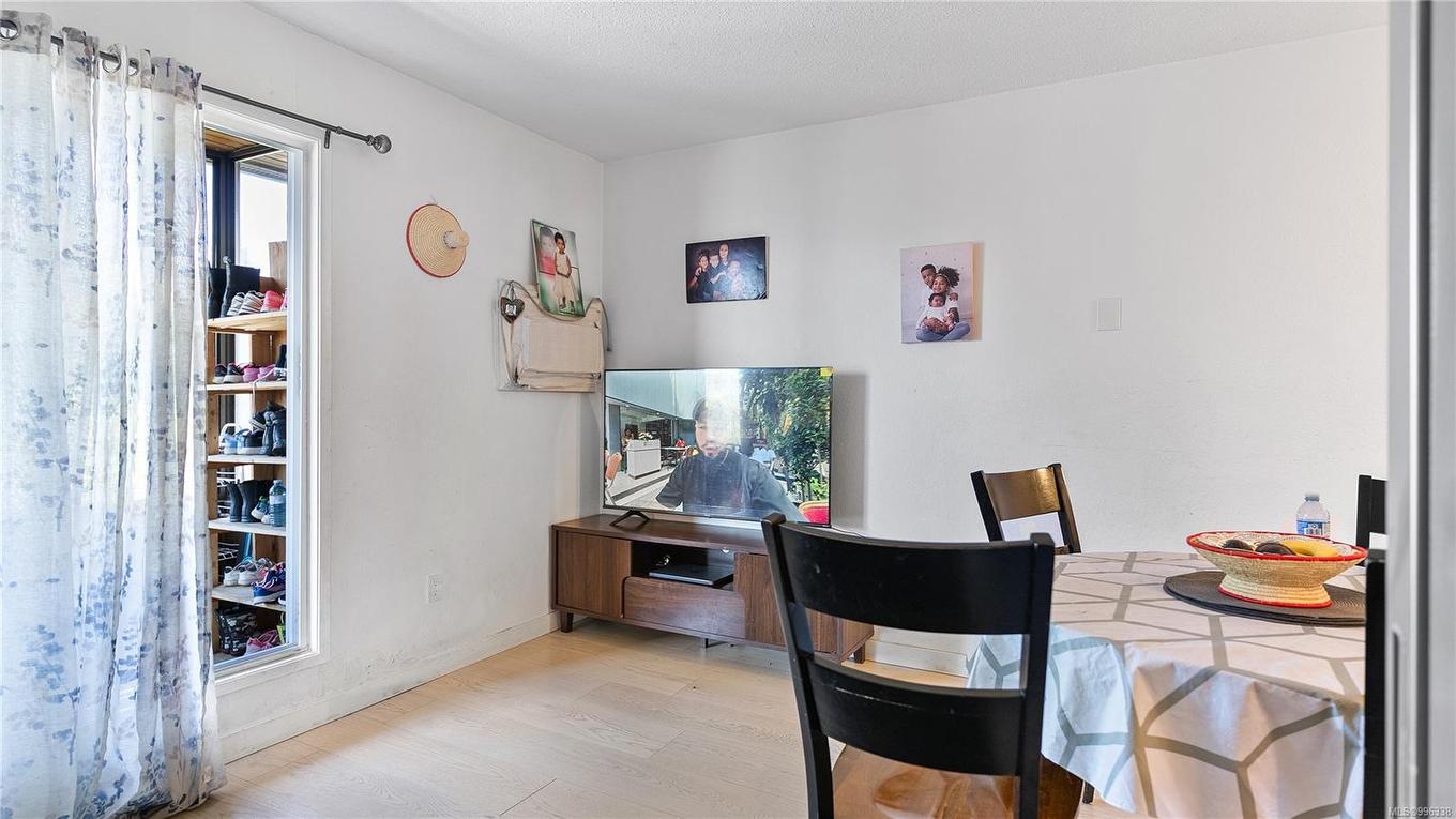 404-1571 Mortimer St, Saanich, BC - Indoor