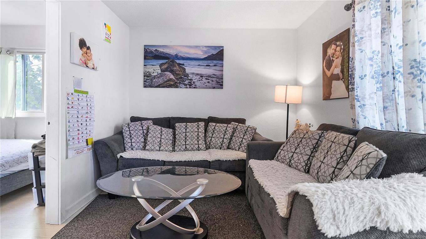 404-1571 Mortimer St, Saanich, BC - Indoor Photo Showing Living Room