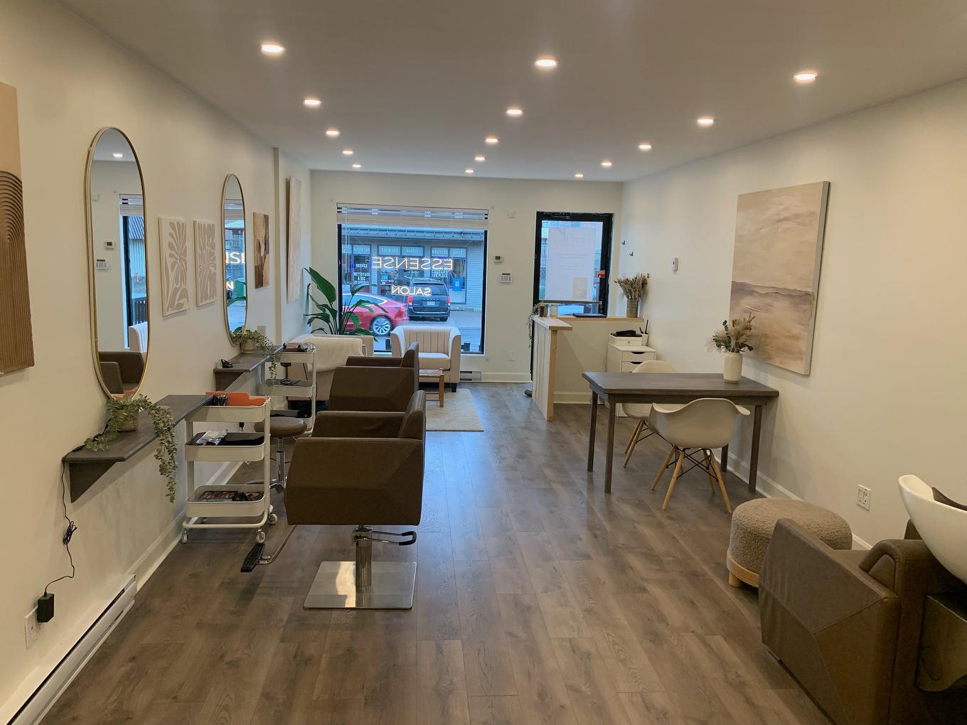 Commerce - 97 - 101 Av. Donegani, Pointe-Claire, QC - Indoor