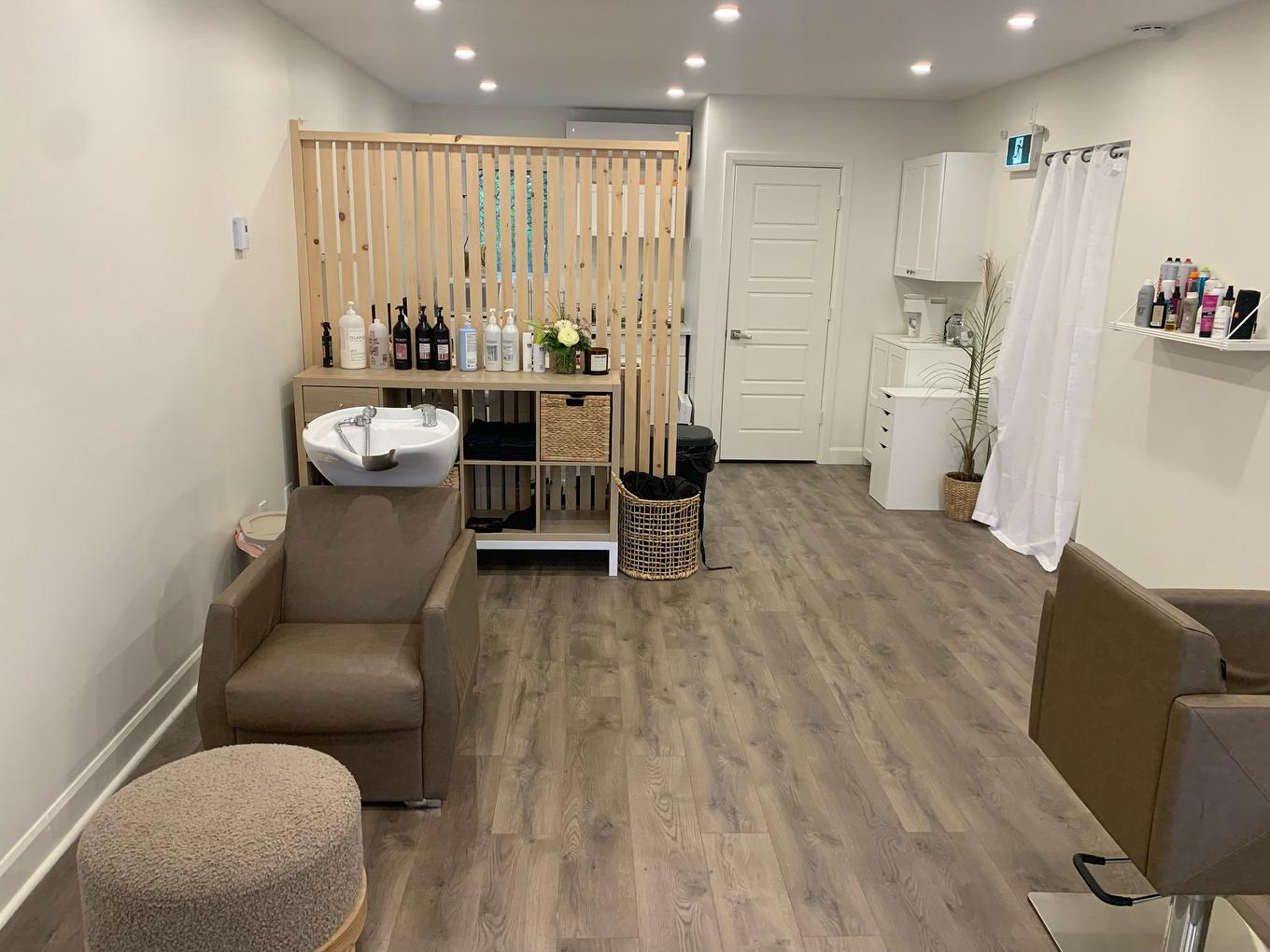 Commerce - 97 - 101 Av. Donegani, Pointe-Claire, QC - Indoor