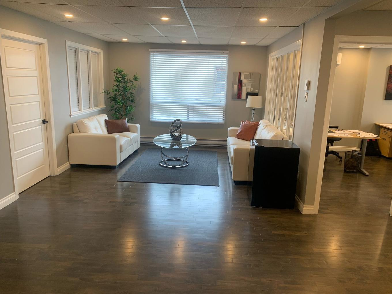 Bureau - 97 - 101 Av. Donegani, Pointe-Claire, QC - Indoor Photo Showing Other Room