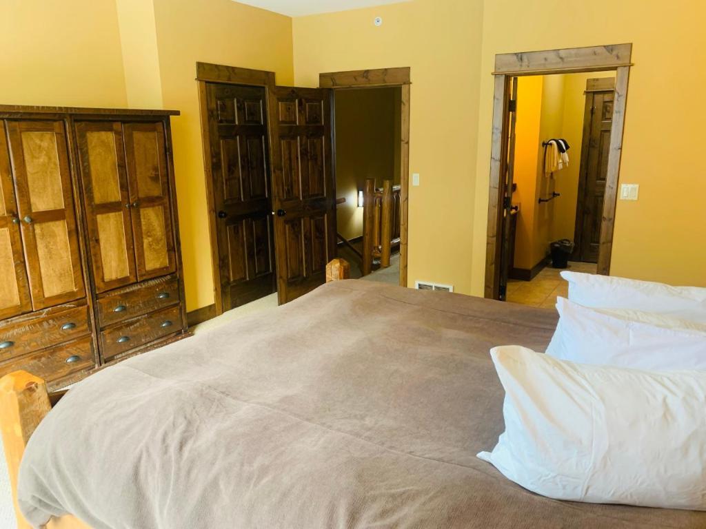 M4-A-1351 Gerry Sorensen Way, Kimberley, BC - Indoor Photo Showing Bedroom