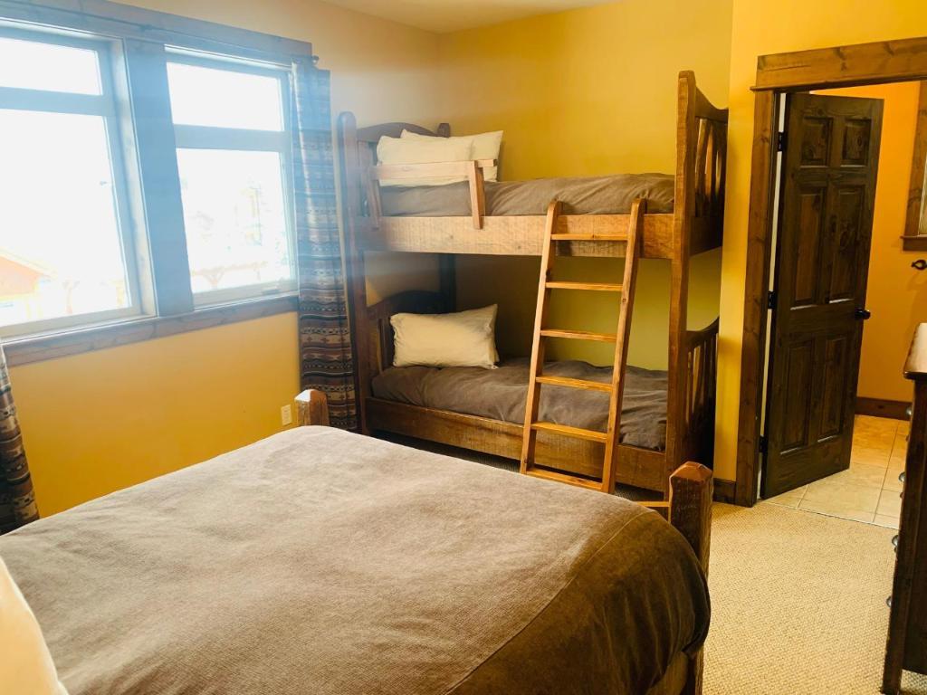 M4-A-1351 Gerry Sorensen Way, Kimberley, BC - Indoor Photo Showing Bedroom